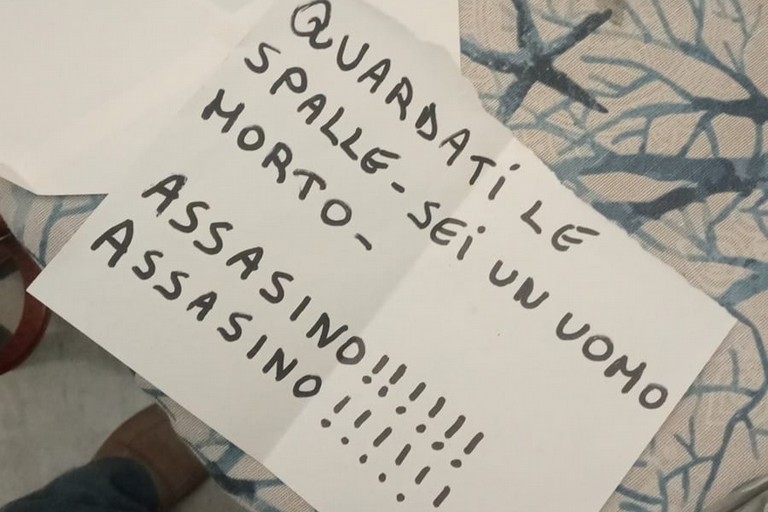 Il messaggio di minacce recapitato al 30enne