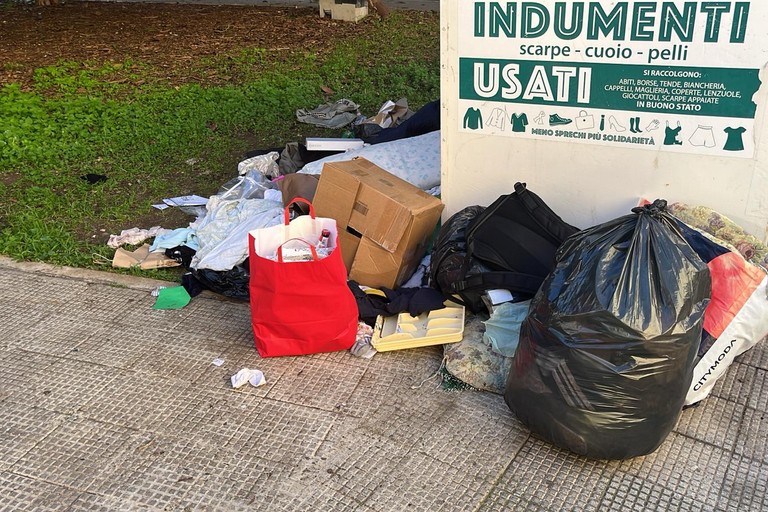 Indumenti abbandonati per le strade di Molfetta