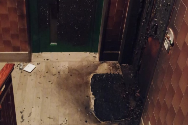 La porta d'ingresso danneggiata