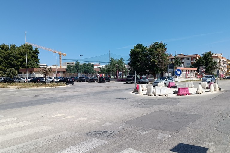 La rotatoria fra viale Giovanni XXIII, via Hugo e via Salvemini