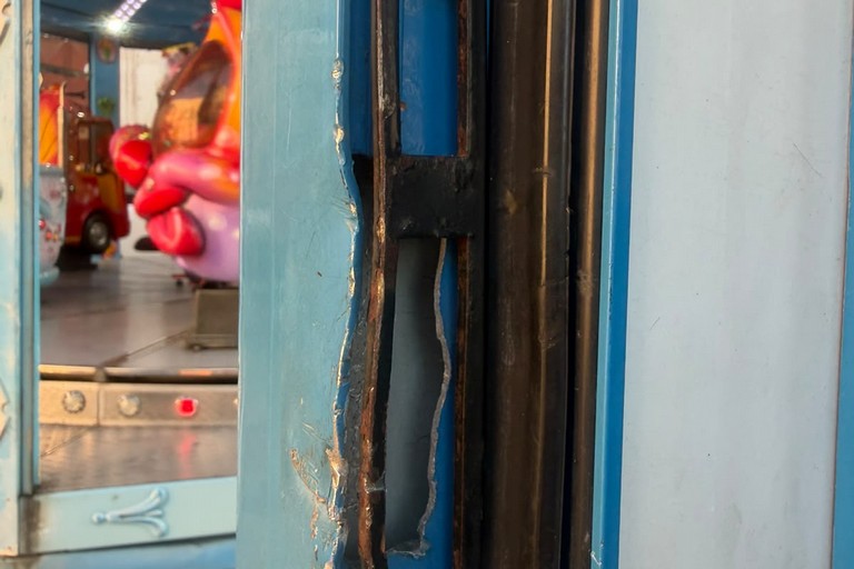 Furto con scasso alla giostrina dei bambini
