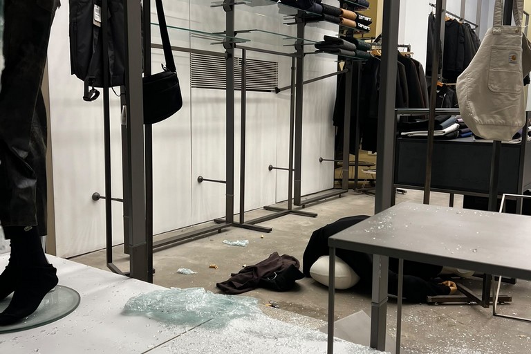 Il furto a Wild Store in corso Umberto I