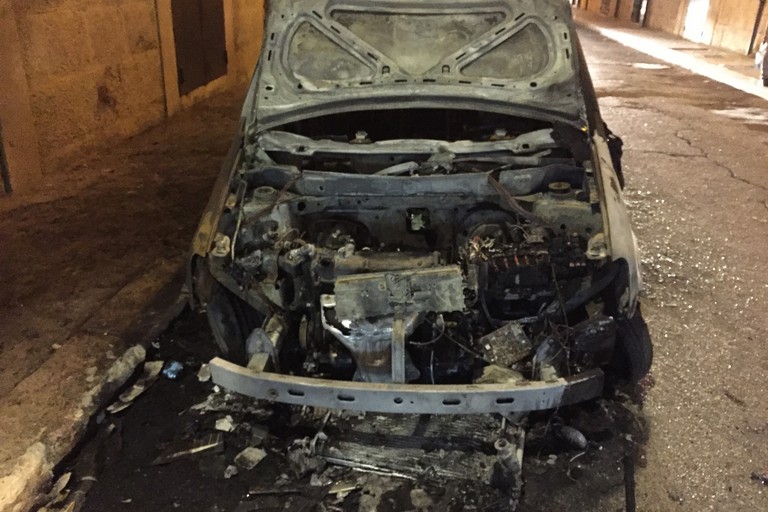 La Fiat Panda incendiata in via Picca