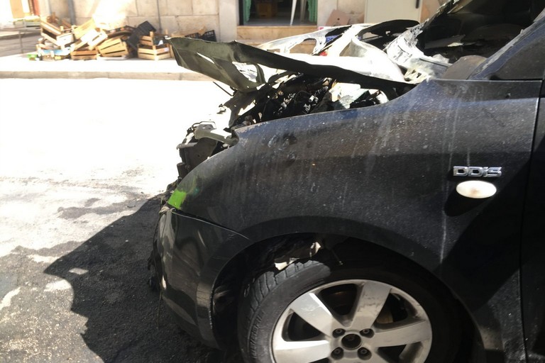 La Suzuki Swift incendiata in via Pia