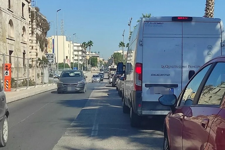 Traffico spesso in tilt su via Giovinazzo, i cittadini chiedono una rotatoria