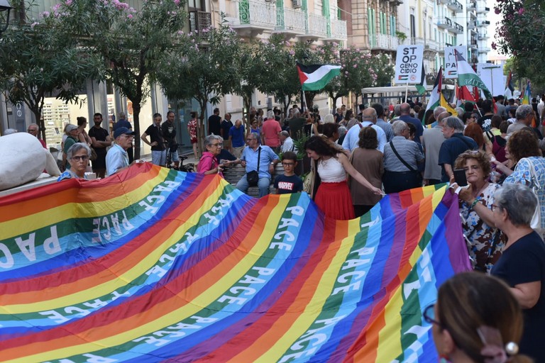 Molfetta si mobilita per la pace: grande partecipazione al corteo per la Palestina - LE FOTO