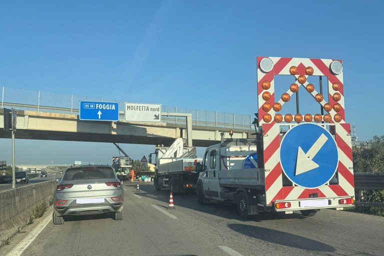 Lunghe code sulla SS16 bis all'altezza di Molfetta
