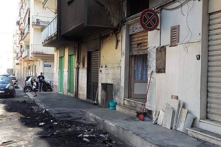 L'incendio in via Azzollini