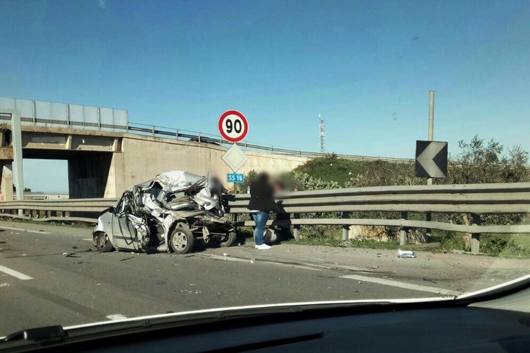 Incidente sulla SS16bis tra un Tir e un'auto