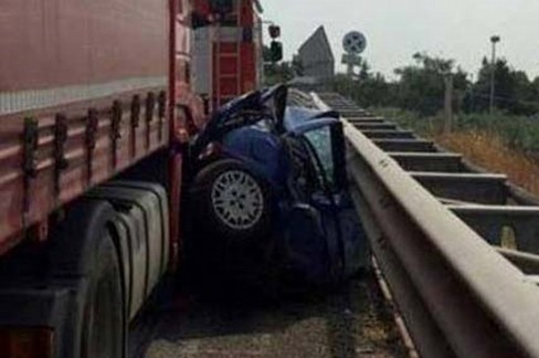 L'incidente avvenuto lungo la strada statale 16 bis