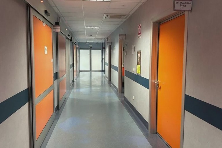 Si presenta in ospedale con una coltellata all'addome. È mistero