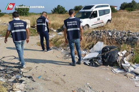 L'arenile di Molfetta ridotto a discarica: 3 denunciati. Elevati anche 5 verbali