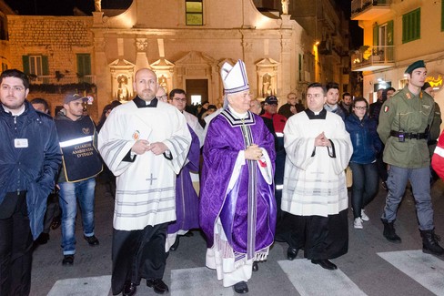 Mons. Cornacchia fa il suo ingresso in Cattedrale