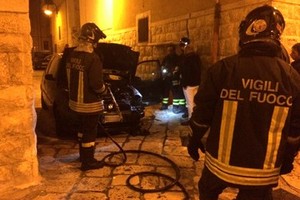 auto in fiamme