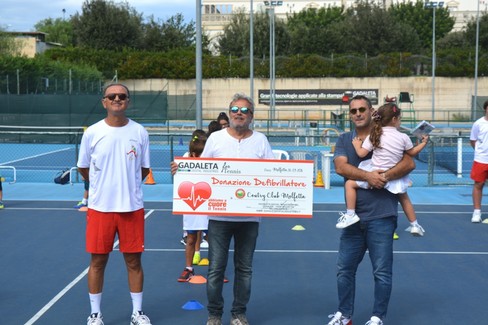 Gadaleta Digital Industries dona un defibrillatore al Country Club di Molfetta