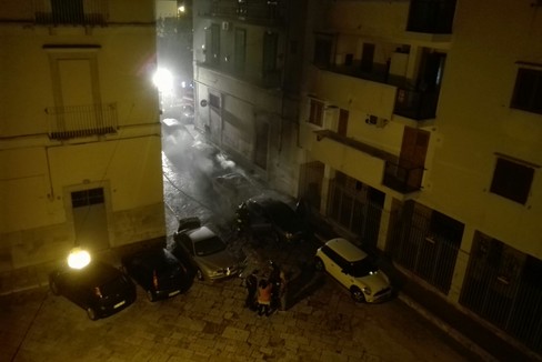 Incendio di 5 auto in via San Carlo nella notte