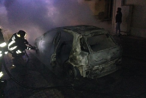 Incendiata auto in via Panunzio