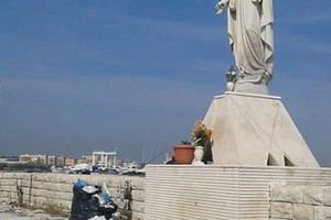 rifiuti sotto la madonnina