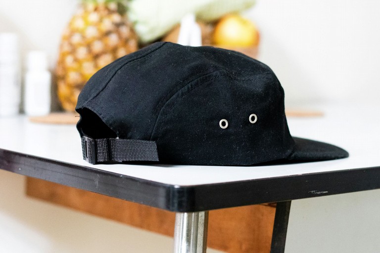Come nasce un cappello snapback
