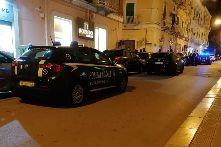 L'intervento di Carabinieri e Polizia Locale