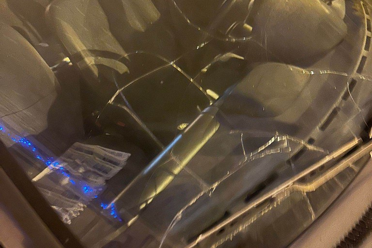 Una delle auto danneggiate sul lungomare Colonna