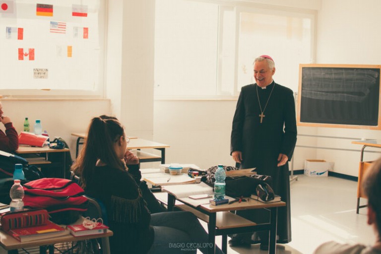 Monsignor Cornacchia a scuola