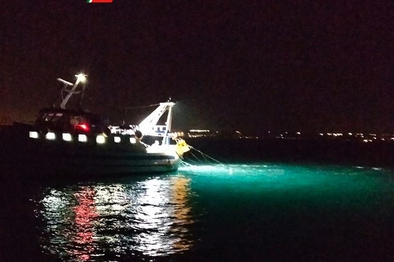 Peschereccio sorpreso a strascico sotto costa