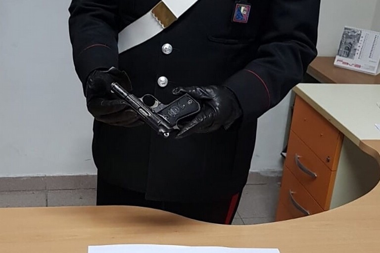 La pistola sequestrata dai Carabinieri