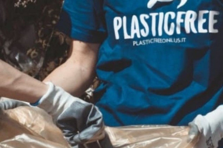 Pulizia sul lungomare di Molfetta: 13 volontari Plastic Free raccolgono circa 80 kg di rifiuti