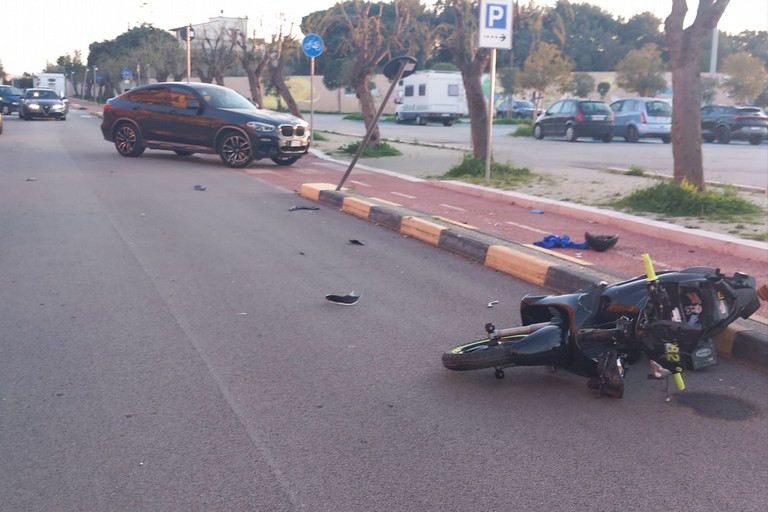 Scontro auto-moto in via Salvo D'Acquisto: una persona in ospedale