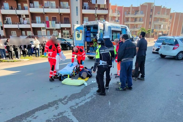 Incidente in via Caduti sul Lavoro: una donna investita
