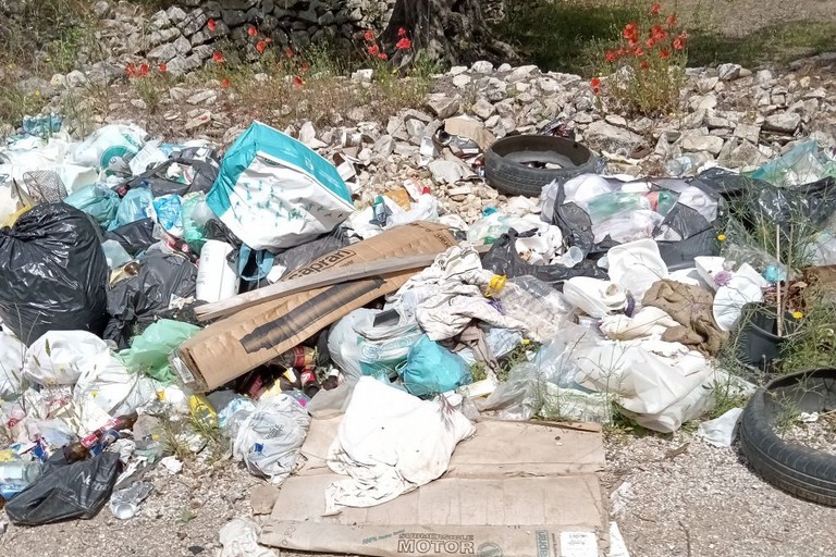 Rifiuti nelle strade di campagna, la segnalazione di un cittadino