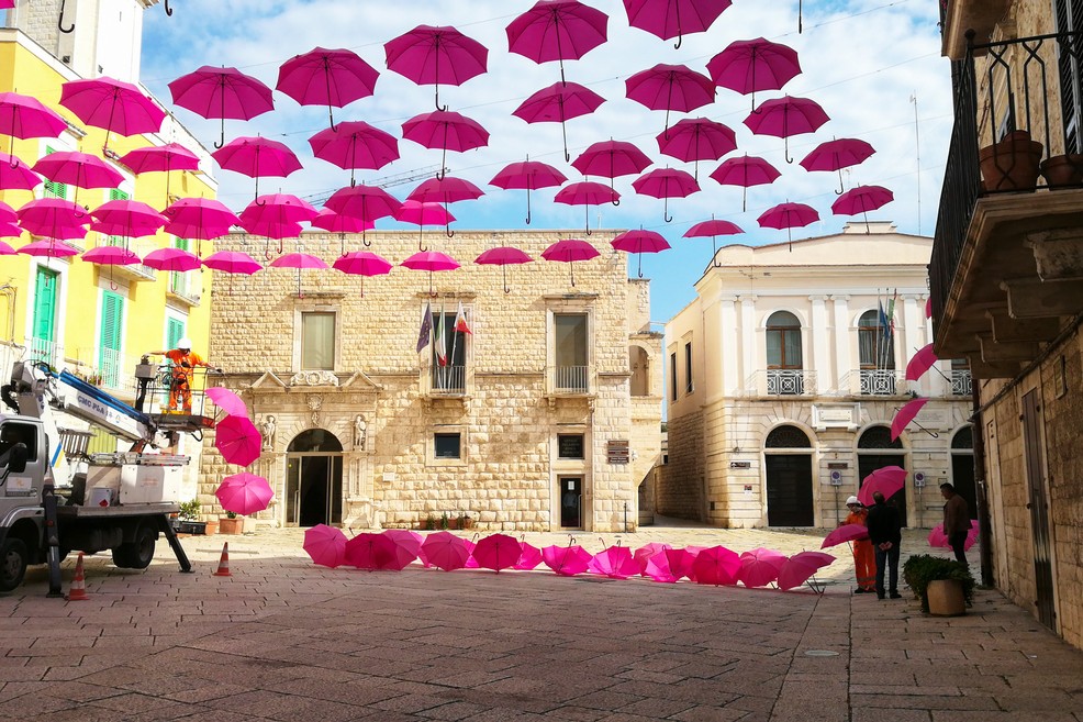 Romozione ombrelli in Piazza Municipio