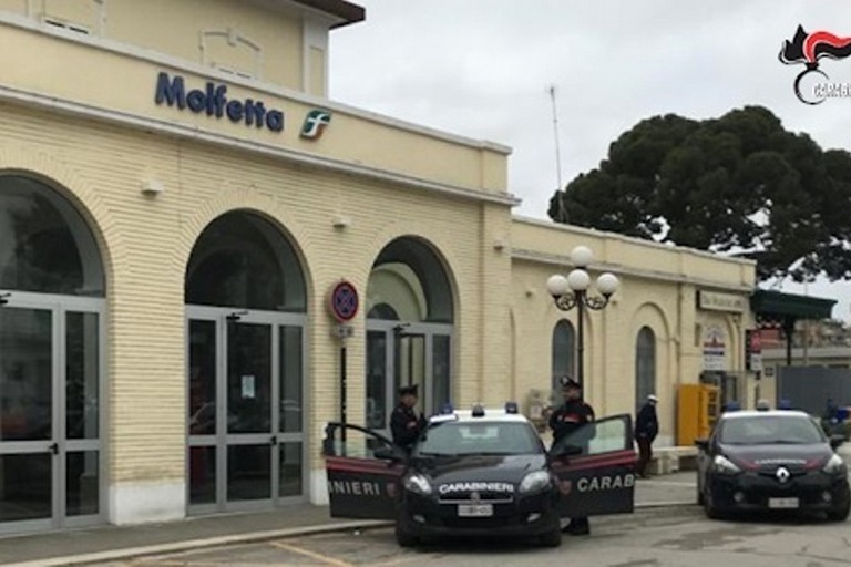 In due sulla bici elettrica con la droga. Preso un 18enne, si cerca il complice