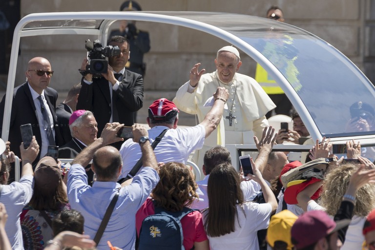 Molfetta piange la morte di Papa Francesco. Nel 2018 lo storico viaggio in città