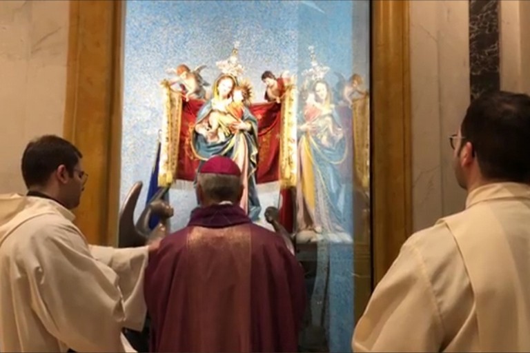Il Vescovo e la Madonna dei Martiri