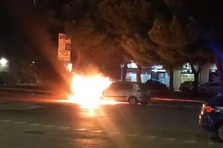 Auto in fiamme