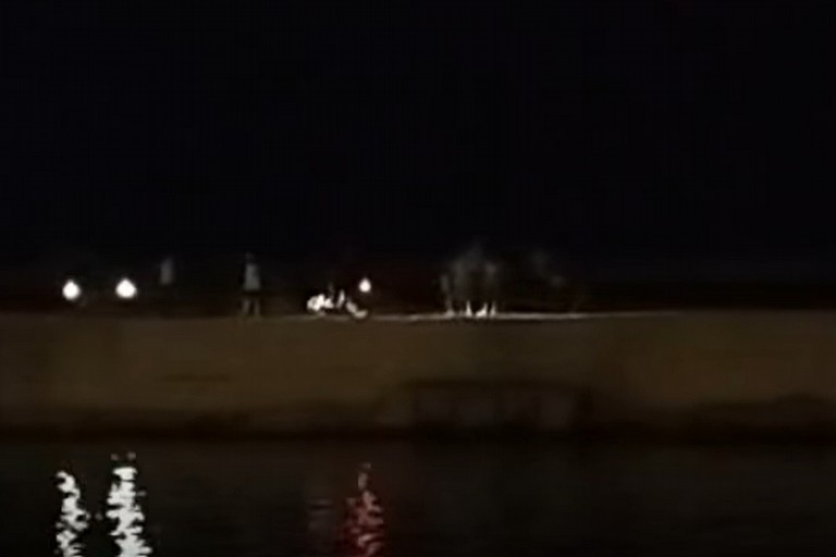 Scooter tra le persone sul molo di Cala Sant'Andrea