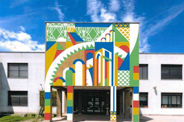 Un murales sulla facciata degli uffici comunali