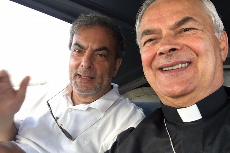 sindaco e vescovo in volo JPG