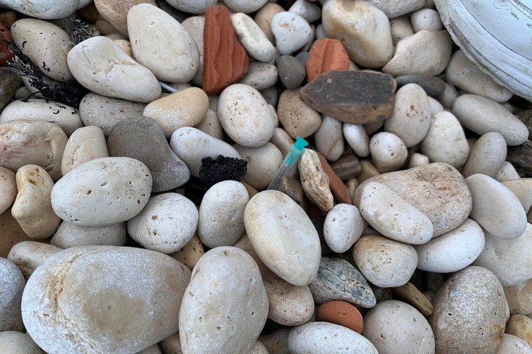 La denuncia di un lettore sulla spiaggia Ex Park Club: «Ho calpestato una siringa»