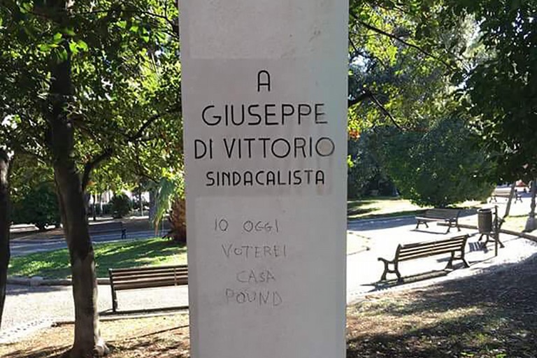 Statua Di Vittorio con scritte fasciste