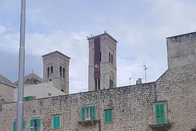 Striscione pubblicitario sulla torre del Duomo