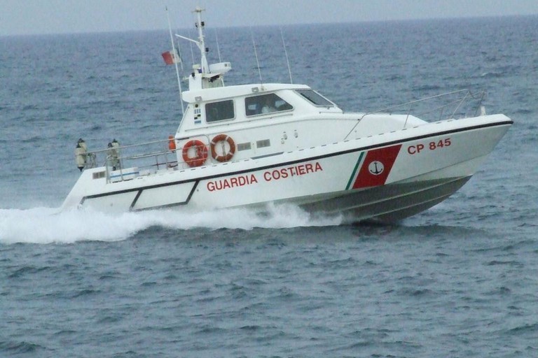 Maltempo sul litorale, due canoisti soccorsi al largo di Molfetta dalla Guardia Costiera