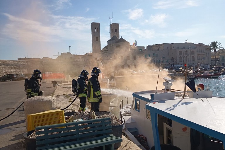 Esercitazione antincendio nel porto di Molfetta