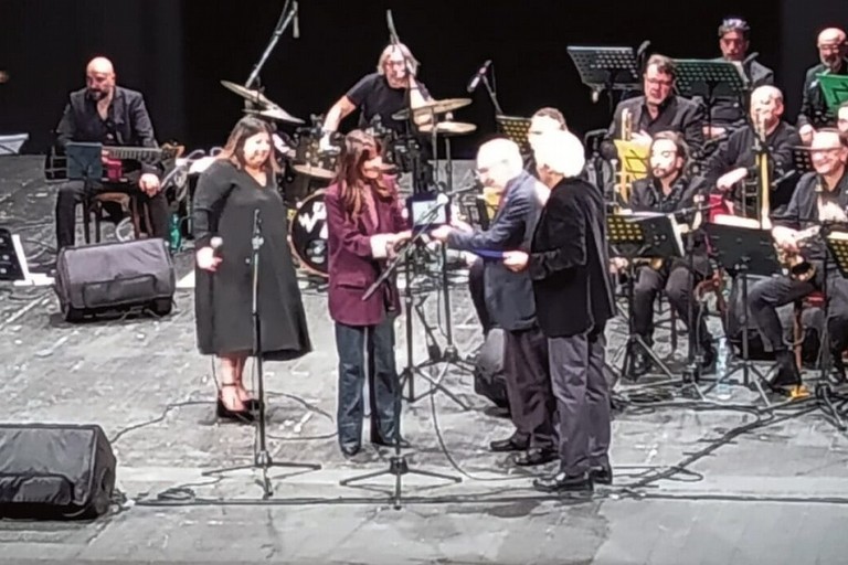 50 anni della Jazz Studio Orchestra: targa del sindaco Leccese a Pietro Centrone