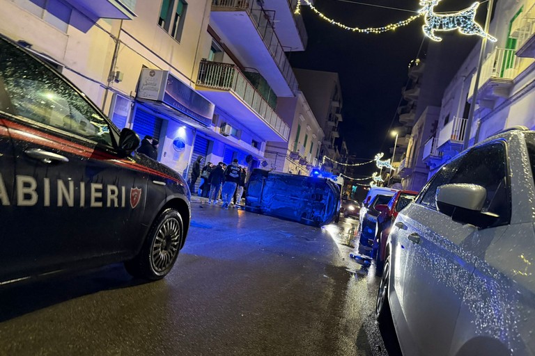 Incidente nella notte su via Fiorino: illesi gli occupanti del mezzo