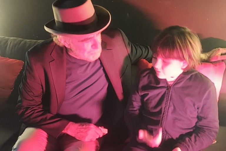 Francesco De Gregori e il tenero incontro con una piccola fan