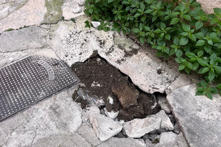 Vico II San Giuseppe cedimento strada