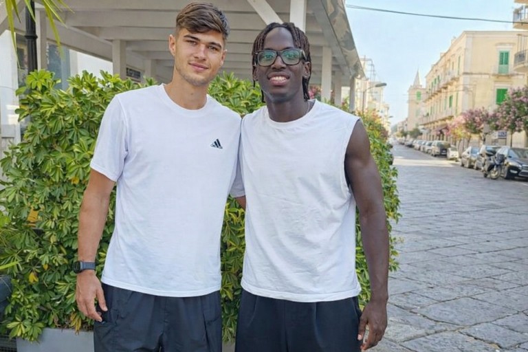 Amici fuori dal campo, rivali per una sera: Guarino e Mané in campo durante Bari-Empoli